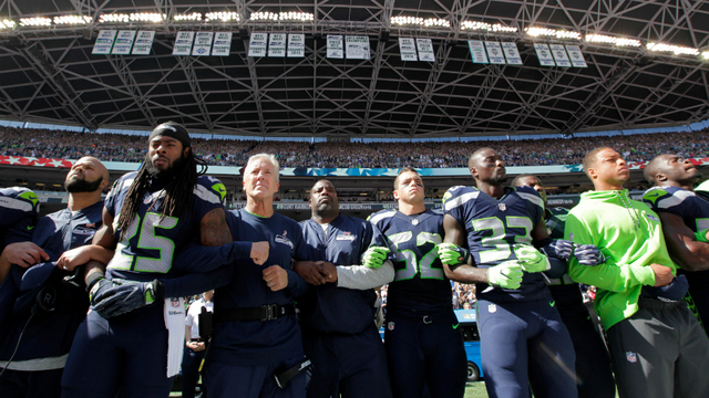 Seahawks stand together, link arms during national anthem before season opener