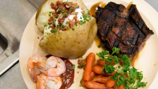 3500 파운드 가량의 립 아이 스테이크 기부한 기부천사..