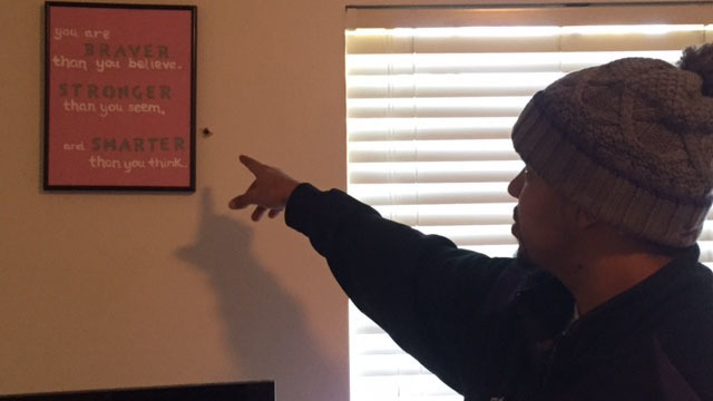 에버렛 가정주택에서 발싸된 총알 침대에 앉아 있는 어린아기 빗겨가