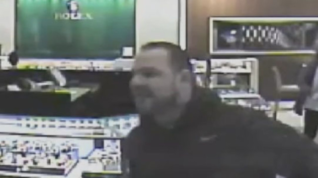 한 남성, 벨뷰 보석상에서 3만 5천 달러의 시계를 훔쳐