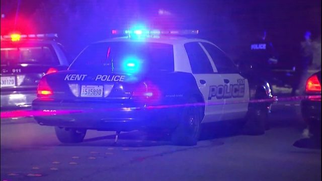 칼로 무장한 남성 경찰 총에 맞아 사망해