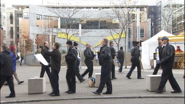 아마존 쉐어홀더 미팅에서 여러 그룹의 시위열려..