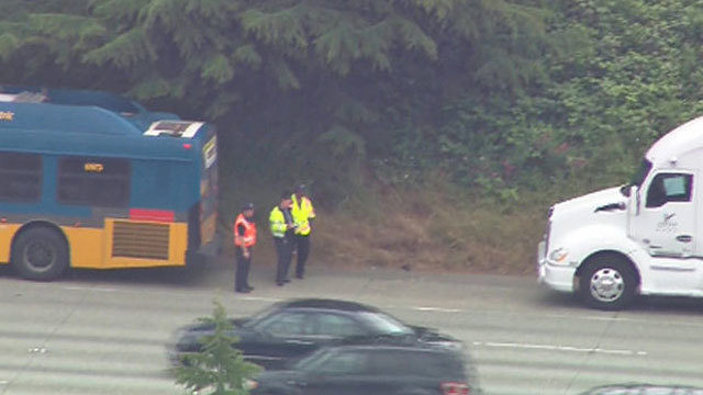 메트로 트렌짓 버스가 세미트럭에 치어 8명 부상입어..