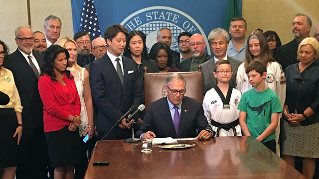 워싱턴 주지사 제이 인슬리 비지니스 세금 인하 거부해