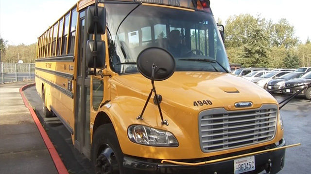 스쿨버스 내리는 여학생에 성범죄자 접근하면서 학부모들 우려..