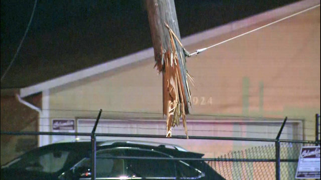 레이니어 애비뉴 사우스(Rainier Avenue South) 에서 차량 전봇대 들이받아