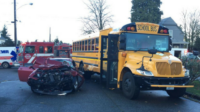 타코마에서 스쿨 버스와 차량 충돌하면서 3명의 아이들 부상입어.