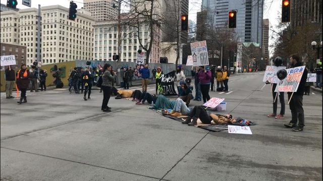 시애틀에 새로운 소년원 건설 반대하는 시위자들