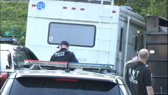 RV 차량 운전 남성, 경찰차 들이받고 자신의 차량에 불질러